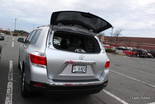 Upper hatch Upper hatch glass panel opens